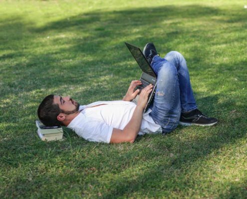 man boeken laptop